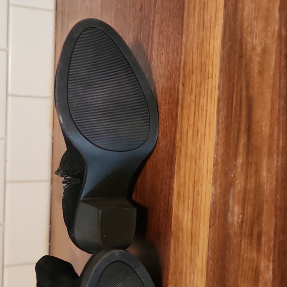 ๐10 For $20 Suede feel ankle booties - Picture 5 of 6